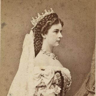 Emil Rabending, Fotografie der Kaiserin Elisabeth (1837–1898) als Königin von Ungarn, um 1867.