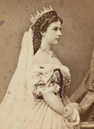 A4 Leading Image Elisabeth Homepage Emil Rabending, Fotografie der Kaiserin Elisabeth (1837–1898) als Königin von Ungarn, um 1867.