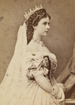 Kaiserin Elisabeth um 1867 Emil Rabending, Fotografie der Kaiserin Elisabeth (1837–1898) als Königin von Ungarn, um 1867.