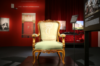 Sessel aus Rhodt unter Rietburg, auf dem Königin Therese während ihrer Besuche in der Kirche gesessen hat.