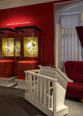 PXL 20240822 090659343 Blick in die Ausstellung: Hörstation mit Gedichten König Ludwigs I.