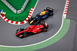 Formel 1-Rennstrecke mit einem Oracle Red Bull Racing RB20 und einem Ferrari SF-24 Modell, gebaut vom Lauter Steine e.V.