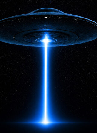 Bild eines UFOs vor einem Sternenhimmel.