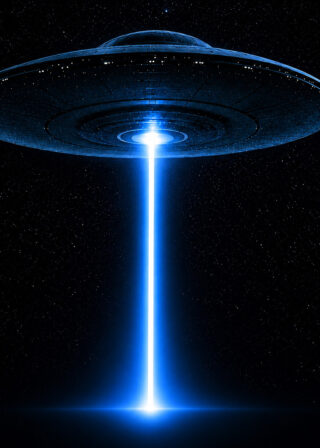 Bild eines UFOs vor einem Sternenhimmel.