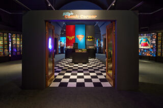 Blick auf die Eingangsszenerie in der Ausstellung "Superheroes".