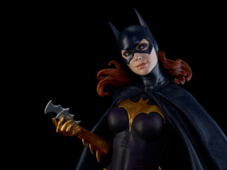Nahaufnahme einer Sammlerfigur, die die Comicfigur Barbara Gordon als Batgirl zeigt.