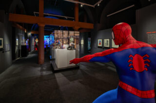 Blick in die Ausstellung "Superheroes": Spider-Man.