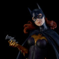 Nahaufnahme einer Sammlerfigur, die die Comicfigur Barbara Gordon als Batgirl zeigt.