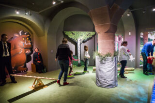 Besucherinnen und Besucher in der Ausstellung.