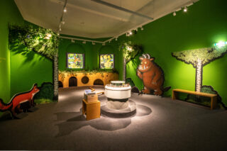 Raumansicht der Ausstellung "Der Grüffelo kommt zurück" Blick in einen der Räume in der Ausstellung "Der Grüffelo kommt zurück".