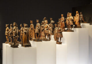 Die Habsburger als Holzfiguren.