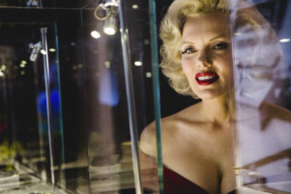Monroe-Double Suzie Kennedy erkundet die Ausstellung.