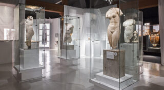 Blick in die Ausstellung "Medicus" Blick in die Ausstellung: Weibliche und männliche Aktstatuen aus der Antike.