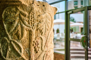 Römisches Relief Römisches Relief mit Weinranken.